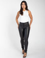 Mulher vestindo calça modeladora preta de cintura alta e blusa branca justa em fundo claro