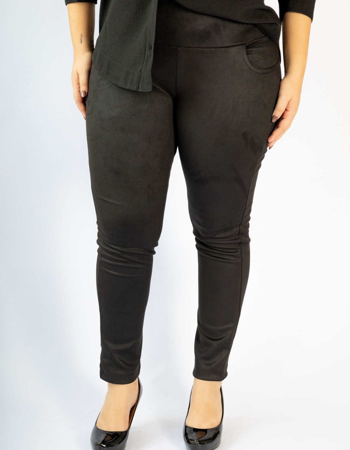 Calça modeladora preta feminina, cós alto, acabamento liso, visual moderno, corpo inteiro.