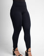 Calça legging modeladora preta, cintura alta, recorte nos tornozelos, fundo branco.
