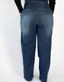 Calça jeans modeladora feminina com cintura alta vista de costas, tecido azul escuro.