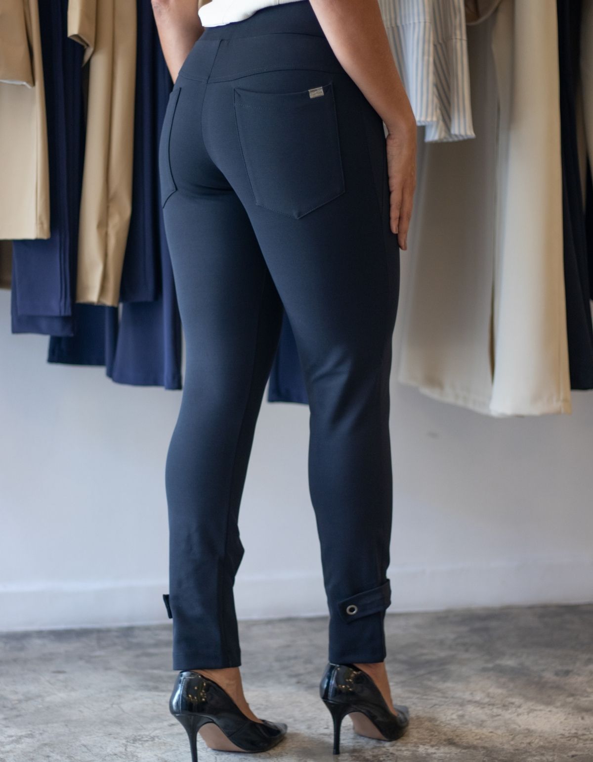 Calça Modeladora Afina Cintura Skinny Ilhos Barra