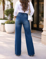 Calça jeans modeladora cintura alta, pernas largas, look casual feminino ao ar livre