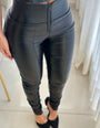 Calça modeladora preta feminina de cintura alta, com zíper frontal, tecido ajustado ao corpo.