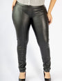 Calça modeladora cintura alta preta em material semelhante ao couro, ajustada ao corpo.