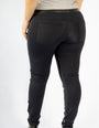 Calça modeladora preta feminina com bolsos traseiros, vista de trás, ajustada ao corpo.