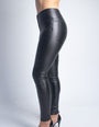 Calça modeladora preta feminina de couro sintético, cintura alta, afina a cintura.