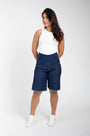 Mulher usando bermuda modeladora jeans de cintura alta e blusa branca, moda feminina